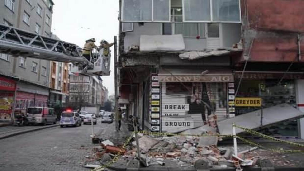 İstanbul Sultangazi'de binanın balkonu çöktü!