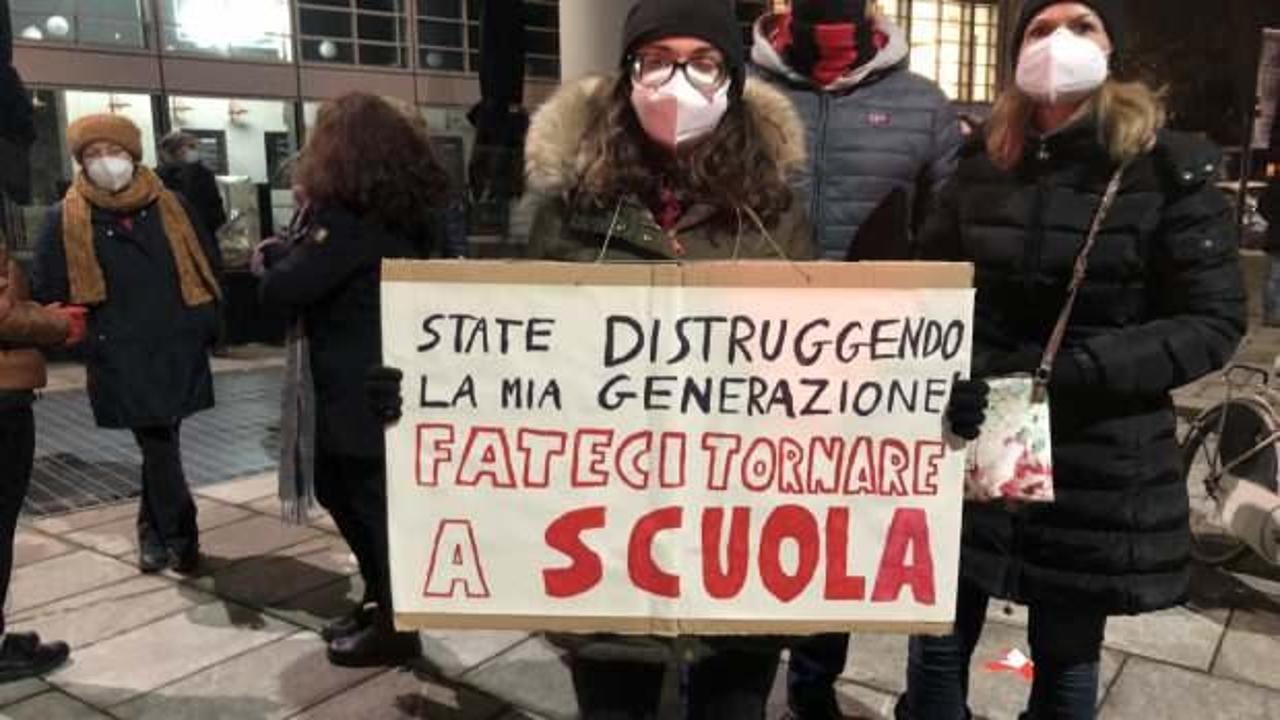 İtalya’da okulların açılması ertelendi, öğrenciler sokağa döküldü!