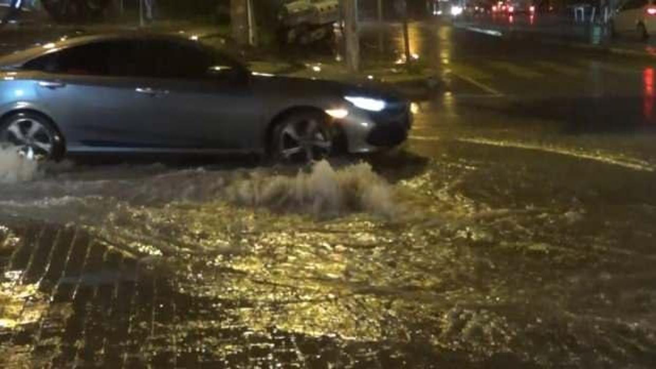 İzmir'de sağanak yağış nedeniyle caddeler göle döndü