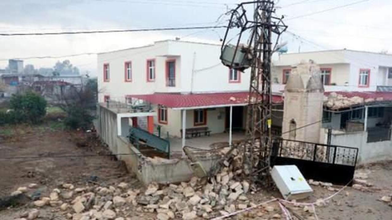 Minare trafonun üzerine devrildi, mahallenin elektrikleri kesildi