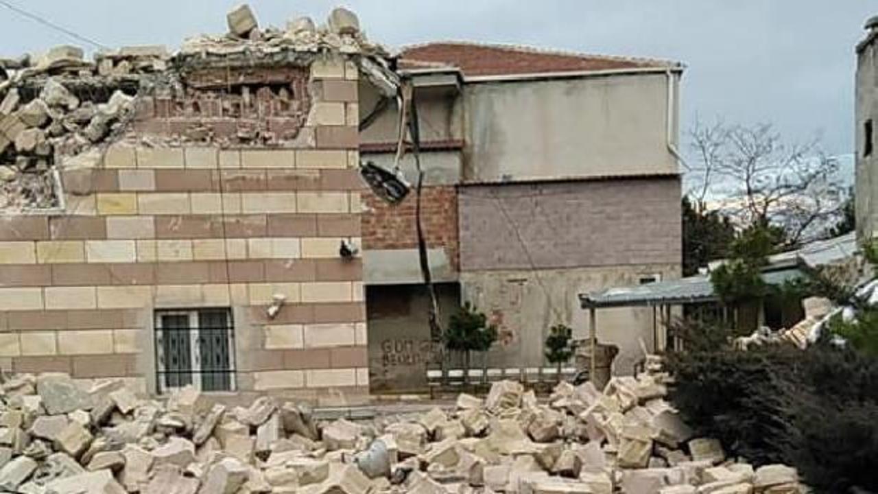 Şiddetli fırtınada, minare evin &uuml;zerine devrildi