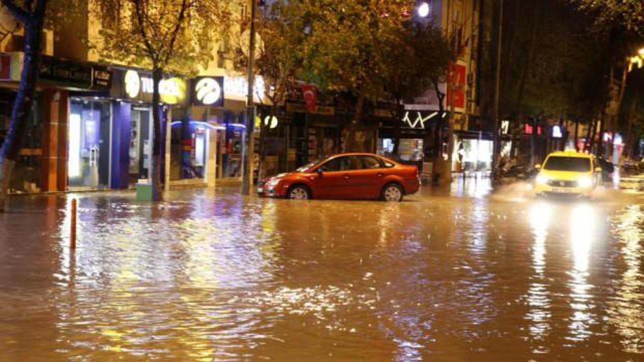 Şiddetli yağmur Fethiye'de su baskınlarına neden oldu