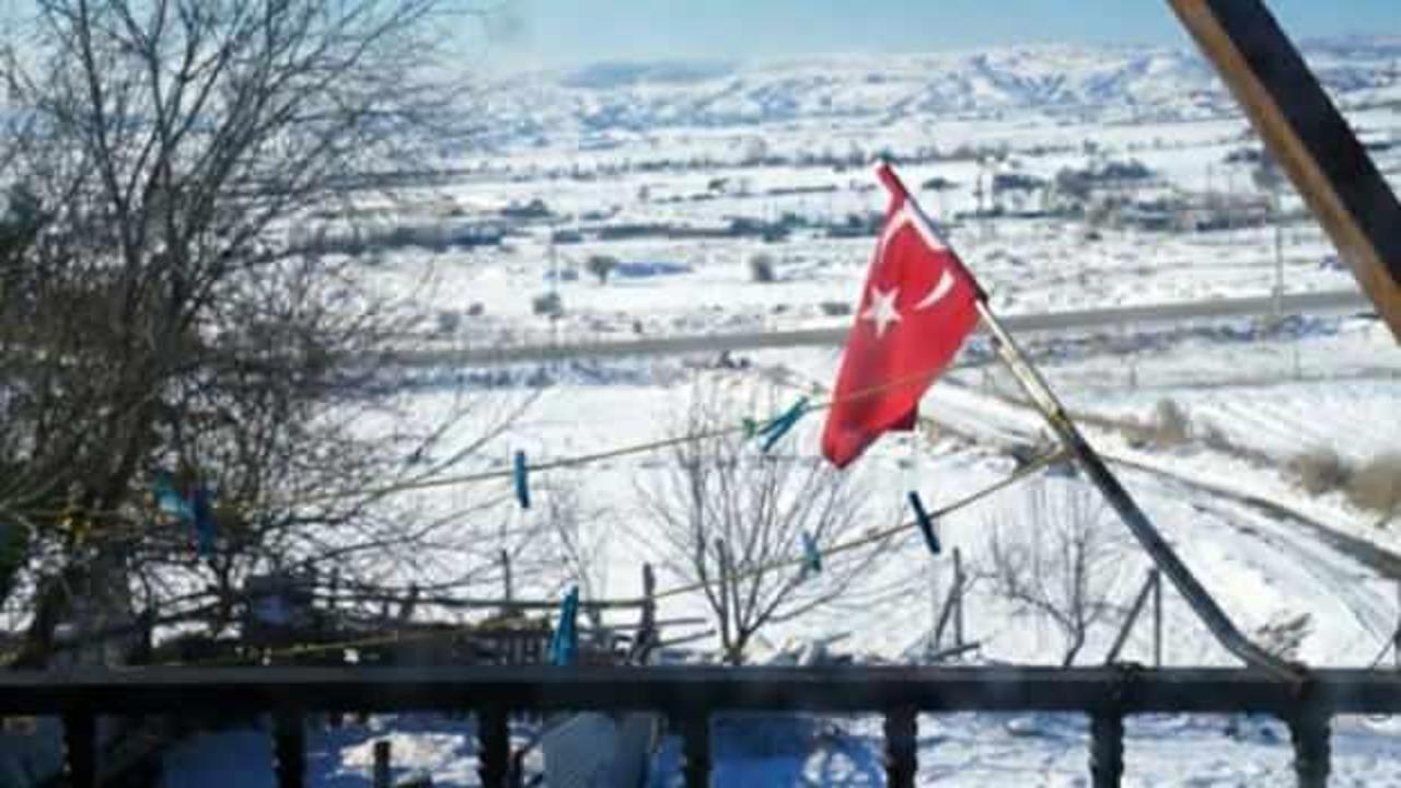 Bakan Selçuk'tan 'evde bayrak direği' paylaşımı