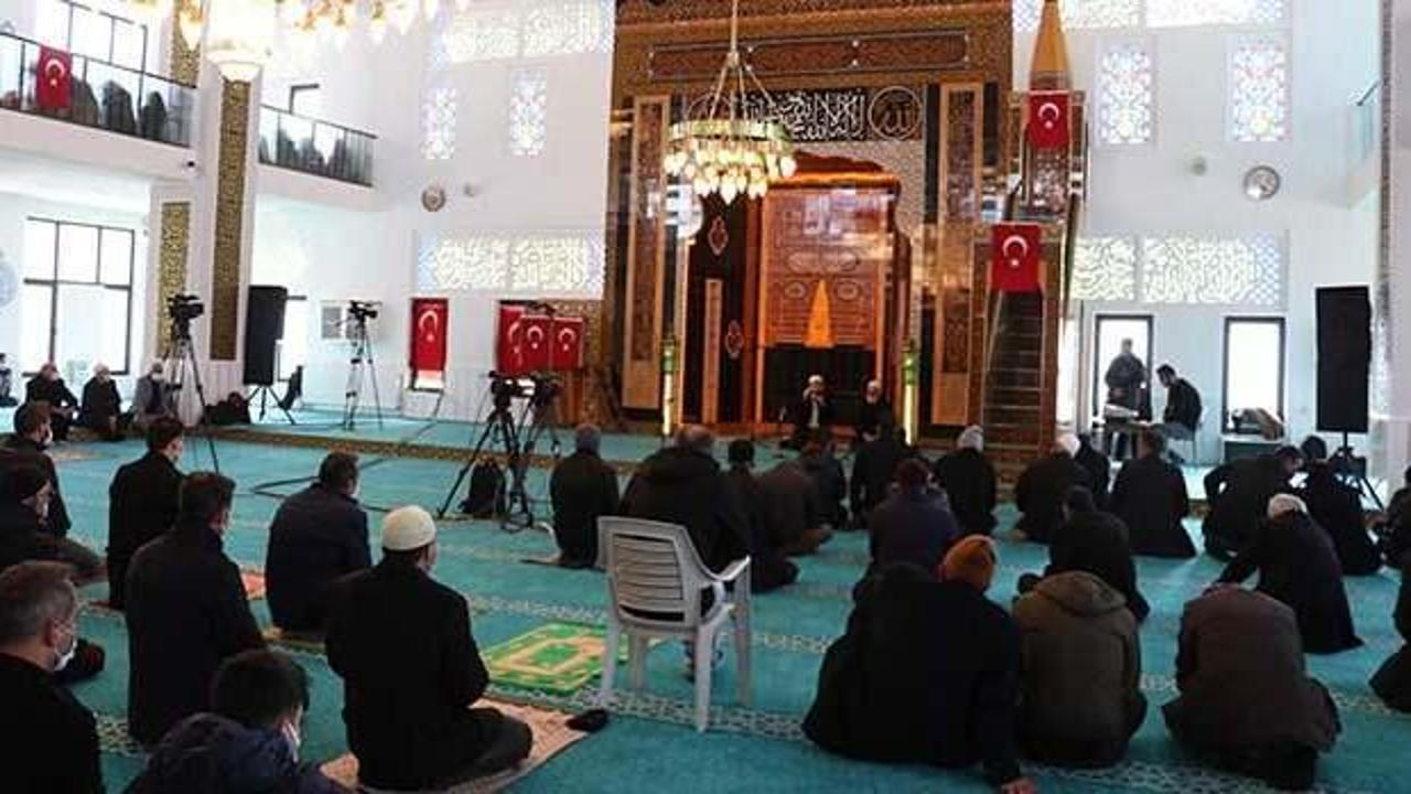 Elazığ depreminde hayatını kaybedenler i&ccedil;in mevlit okutuldu