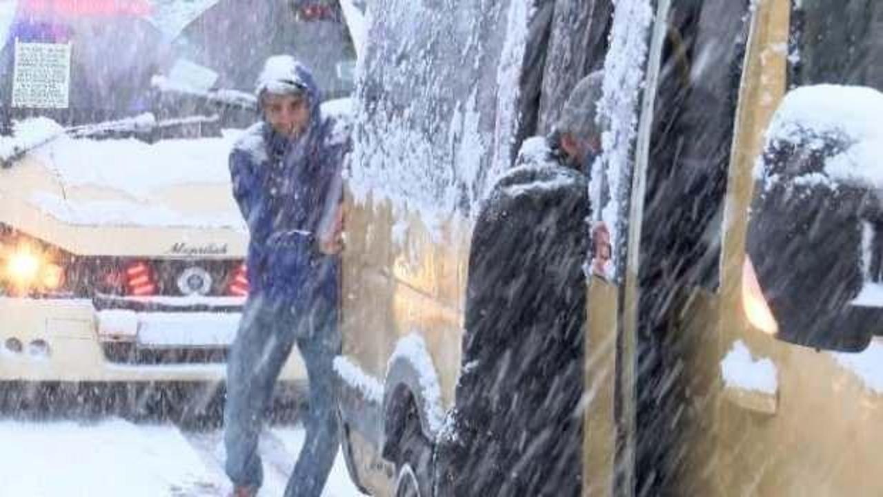 Gaziosmanpaşa'da yollar buz tuttu; yolda kalan minibüsü yolcular itti