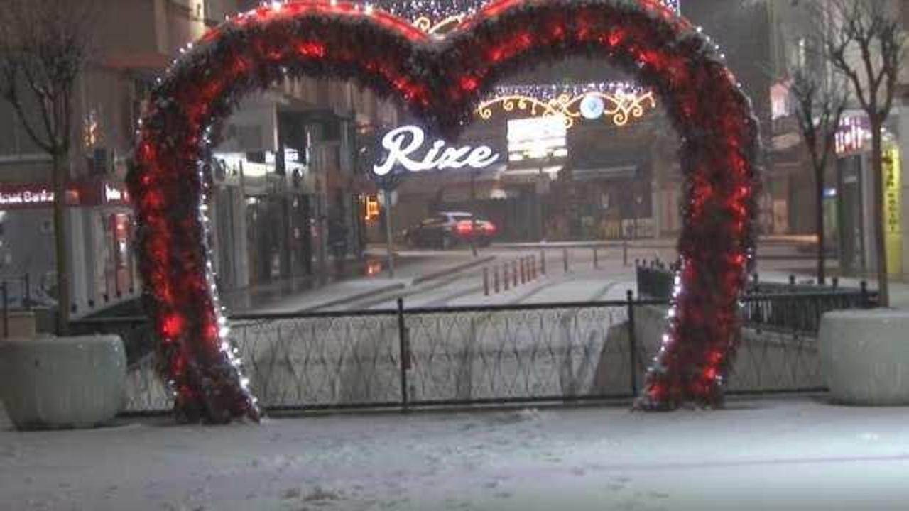 Gece başlayan kar yağışı şehir merkezini beyaza bürüdü