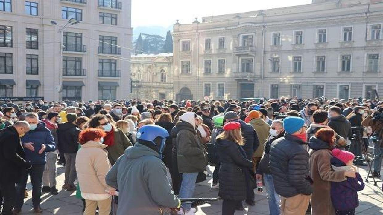 Gürcistan'da Kovid-19 tedbirleri protesto edildi