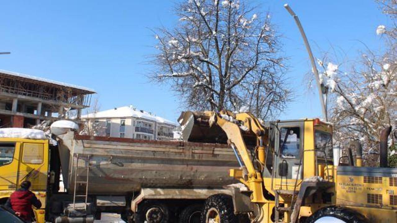İlde yoğun çalışma: 1100 kamyon kar ırmağa boşaltıldı