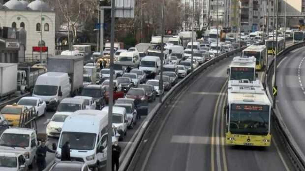 Kısıtlamaya rağmen İstanbul'da şaşırtan trafik!