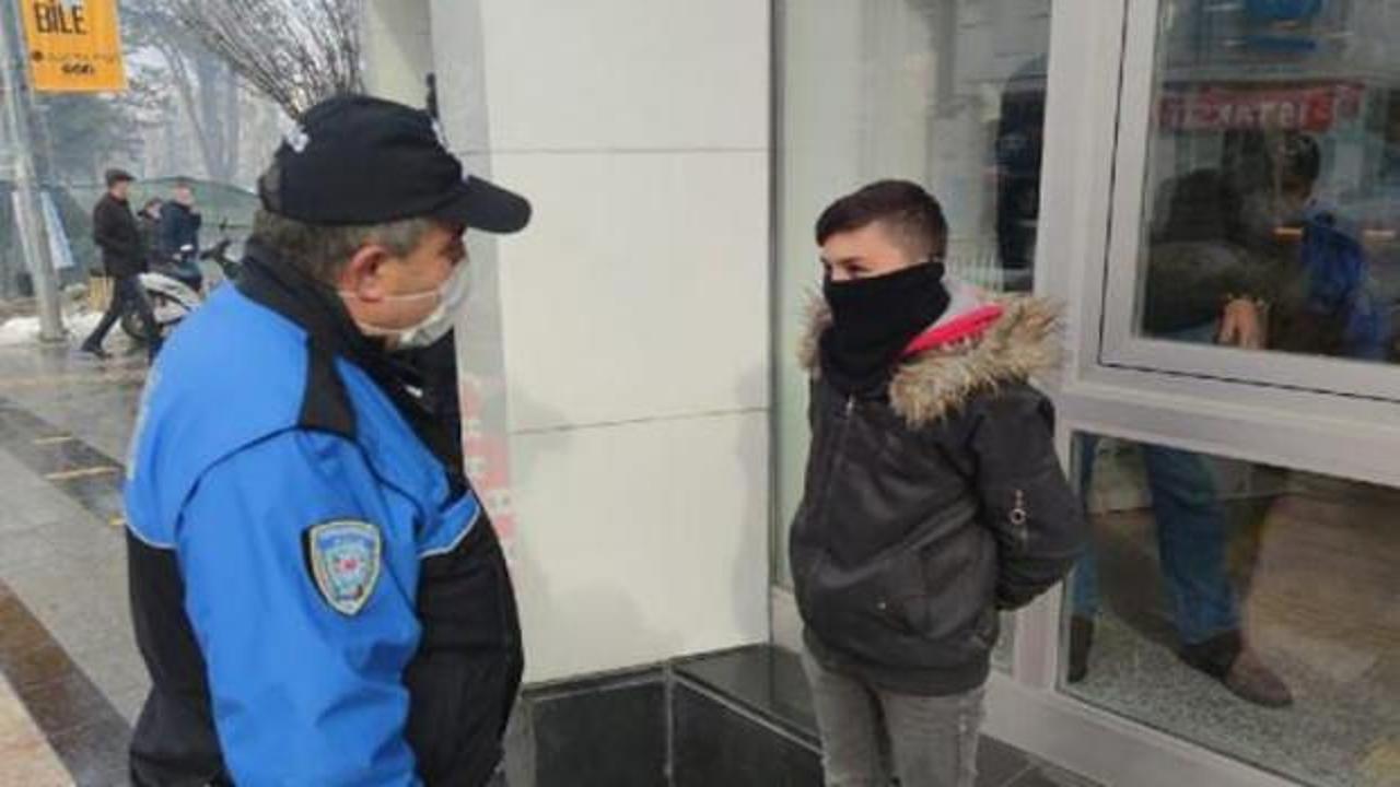 Polisten, bankadaki babasını bekleyen çocuğa: Söyle 900 TL  fazla çeksin