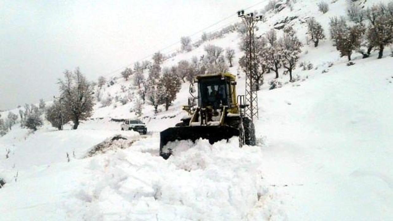 Siirt'te kar yağışı nedeniyle 64 köy yolu ulaşıma kapandı