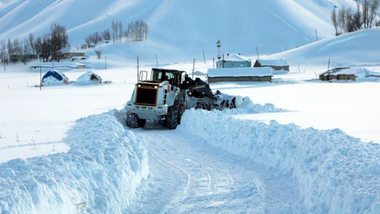 Yüksekova'da kardan kapanan 177 yol açılmaya çalışıyor