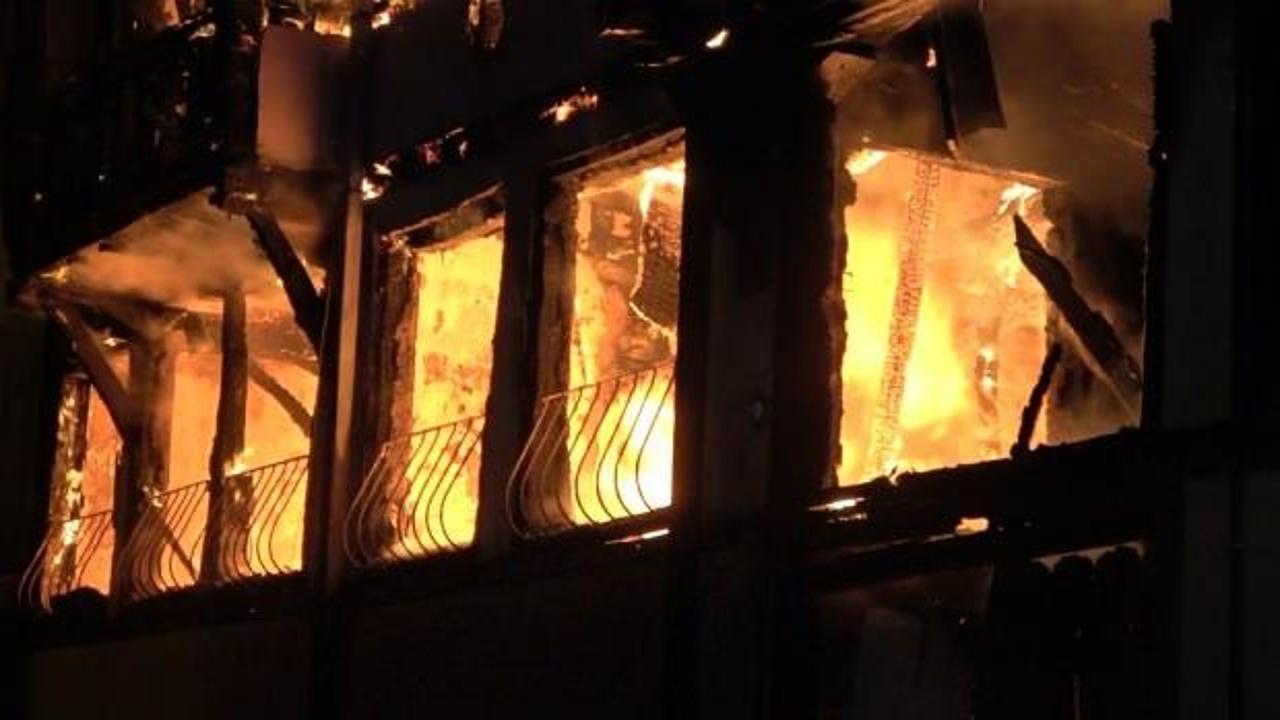 200 yıllık bina cayır cayır yandı, vatandaşlar sokağa d&ouml;k&uuml;ld&uuml;