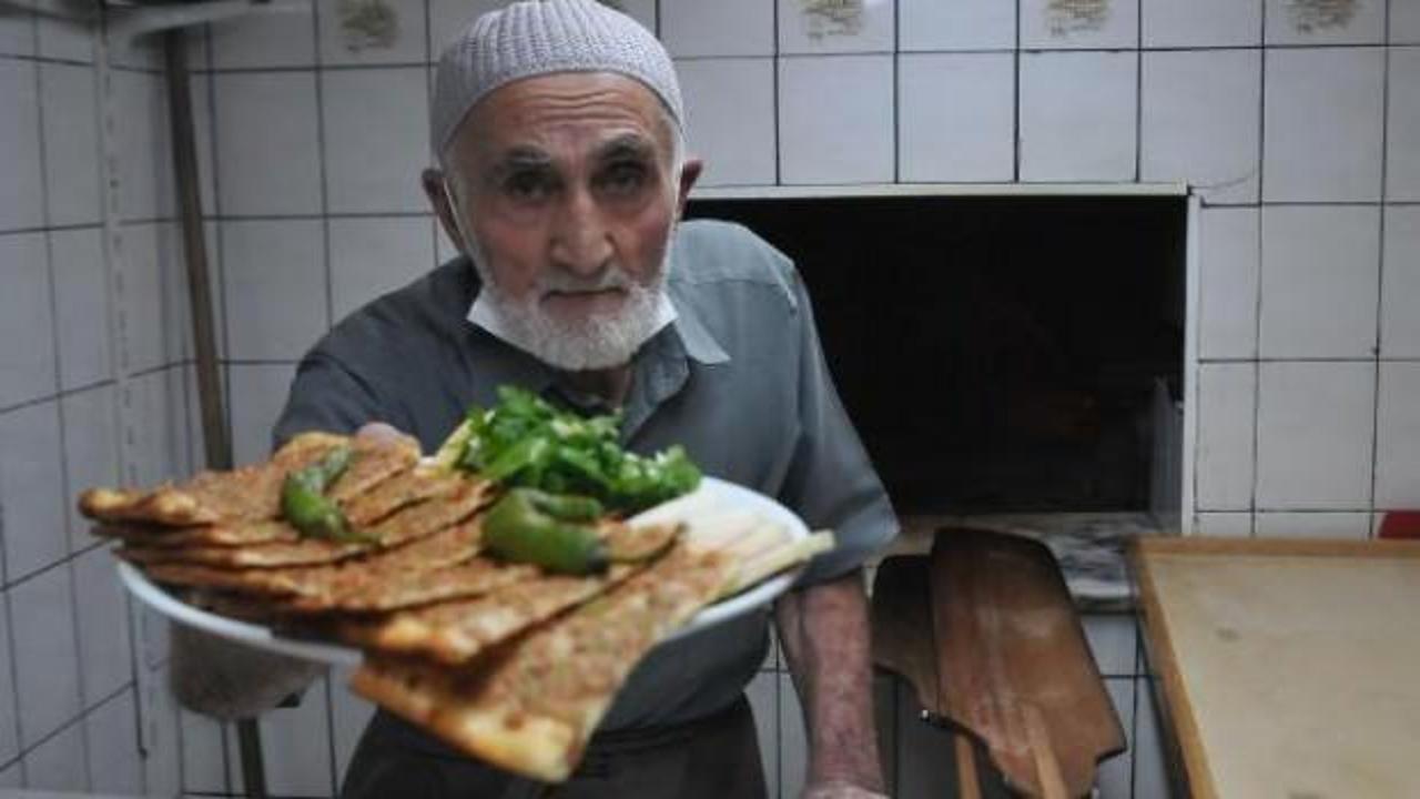 65 yıldır fırının başında etli ekmek pişiriyor