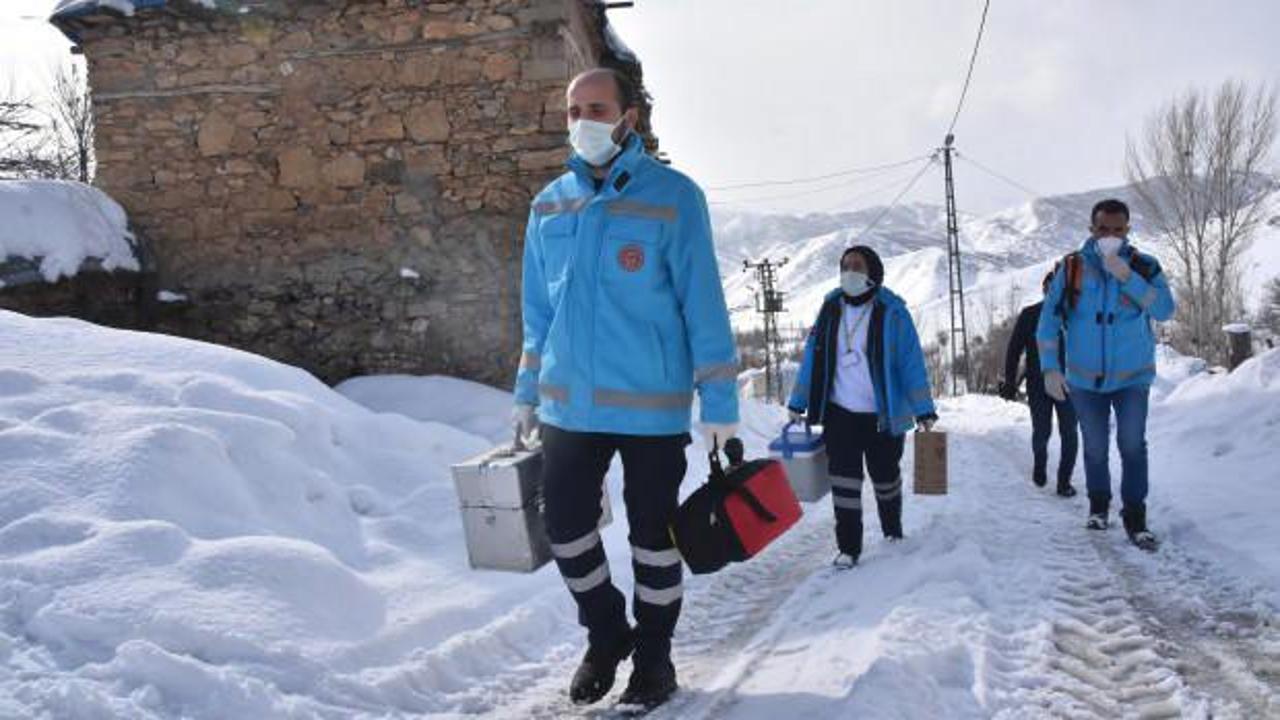 Bitlis'te Evde Bakım Hizmetleri ekipleri, karlı yolları aşıp hastalara ulaşıyor