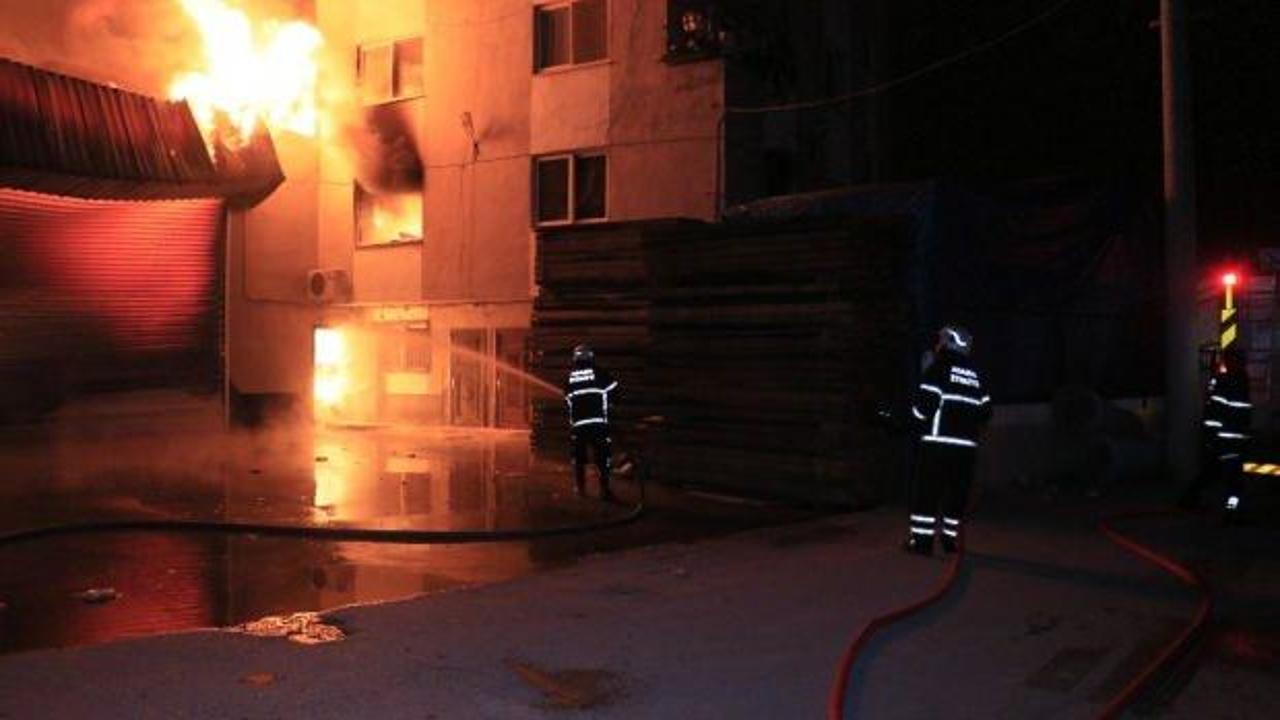 Adana'da mobilya atölyesinde çıkan yangın kontrol altına alındı