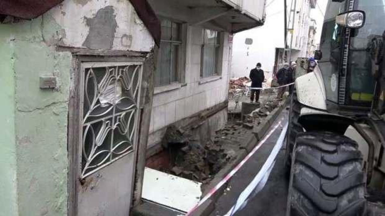 Arnavutköy'de kaldırım çöktü, bina mühürlendi
