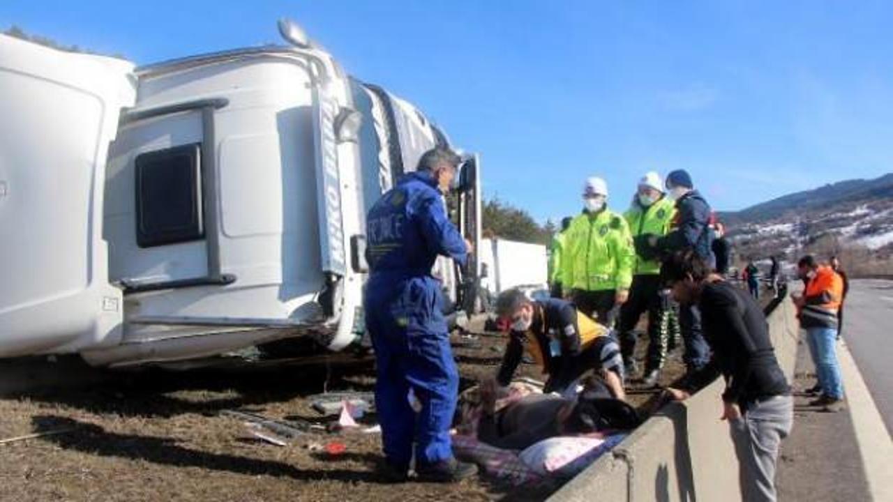 Bolu'da devrilen TIR, TEM İstanbul y&ouml;n&uuml;n&uuml; trafiğe kapattı