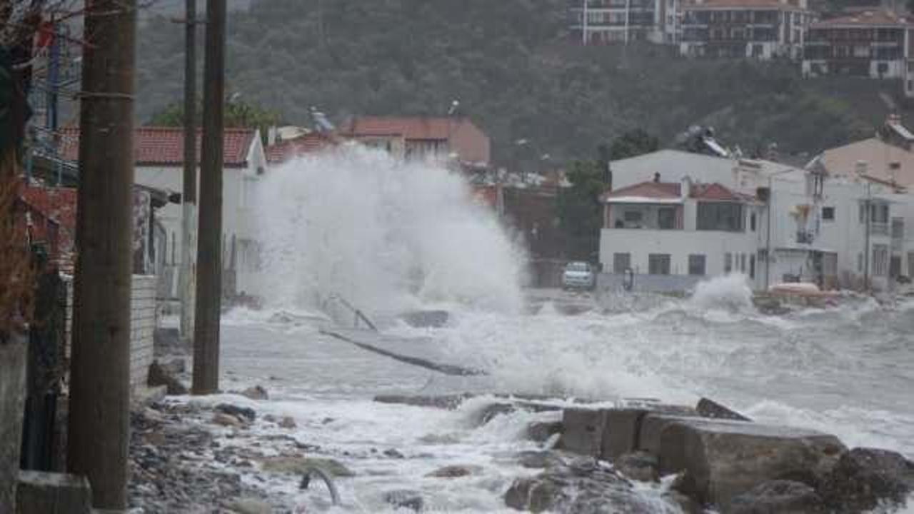 Çanakkale'de dev dalgalar evlere ulaştı