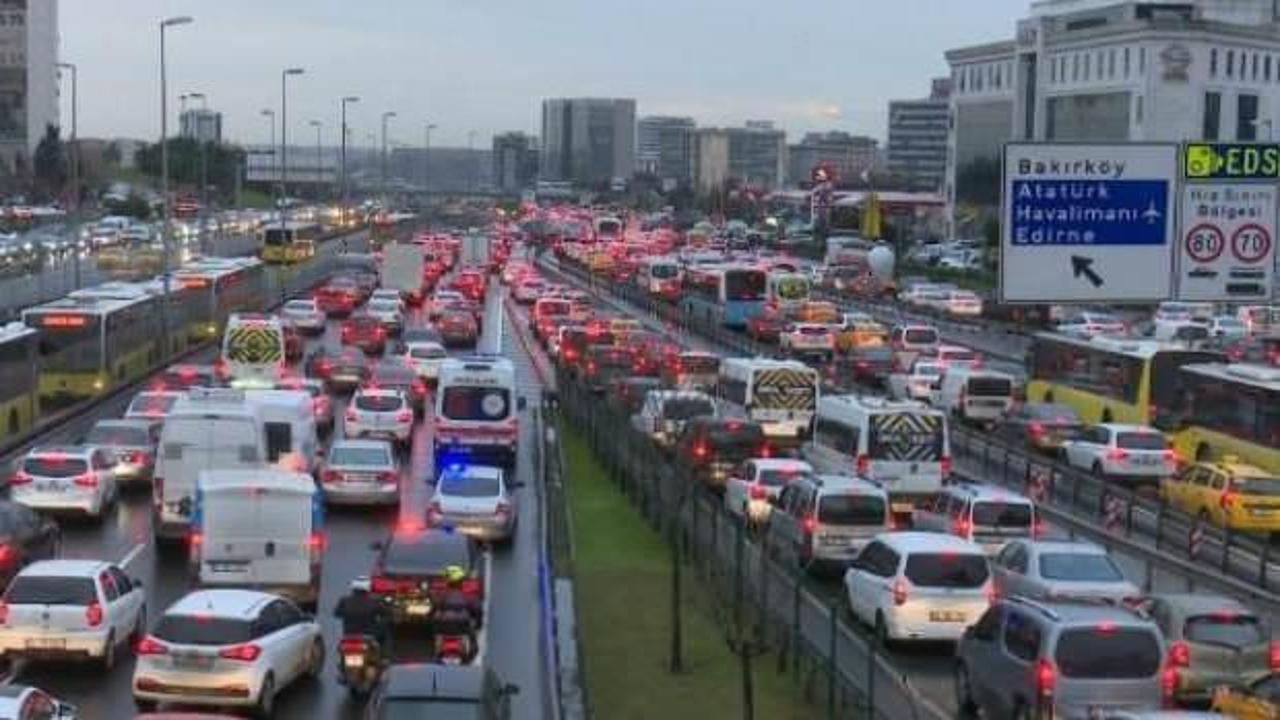 İstanbul'da akşam iş çıkış saatlerinde trafik yoğunluğu