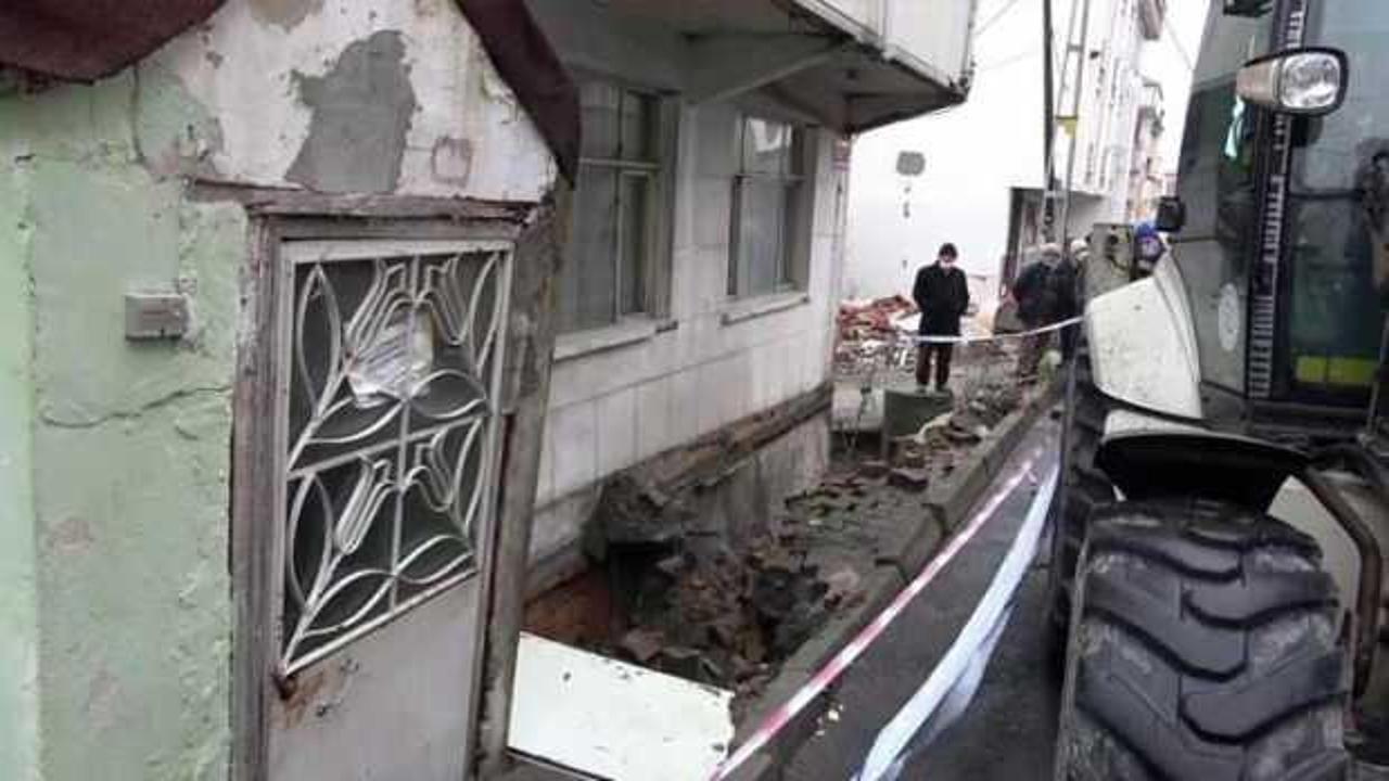  İstanbul'da kaldırım çöktü, bina boşaltıldı