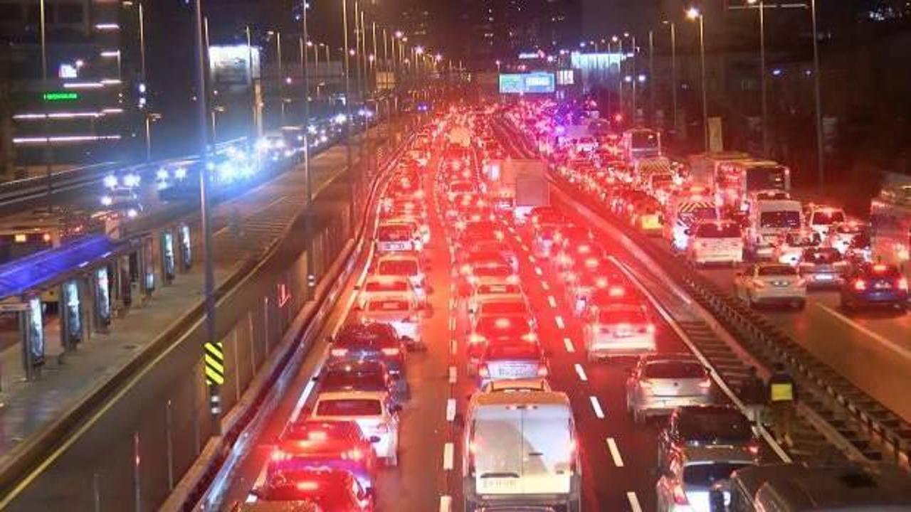 İstanbul'da kısıtlamanın başlamasına rağmen trafik yoğunluğu