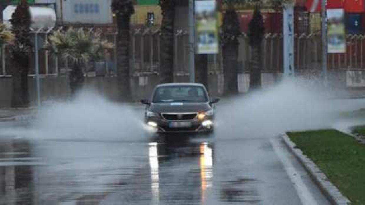 İzmir'de dolu ve sağanak: Caddeler suyla doldu