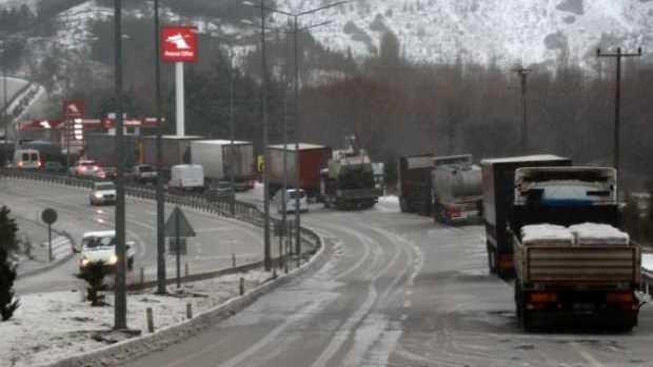 Kar, Burdur'da ulaşımı olumsuz etkiledi