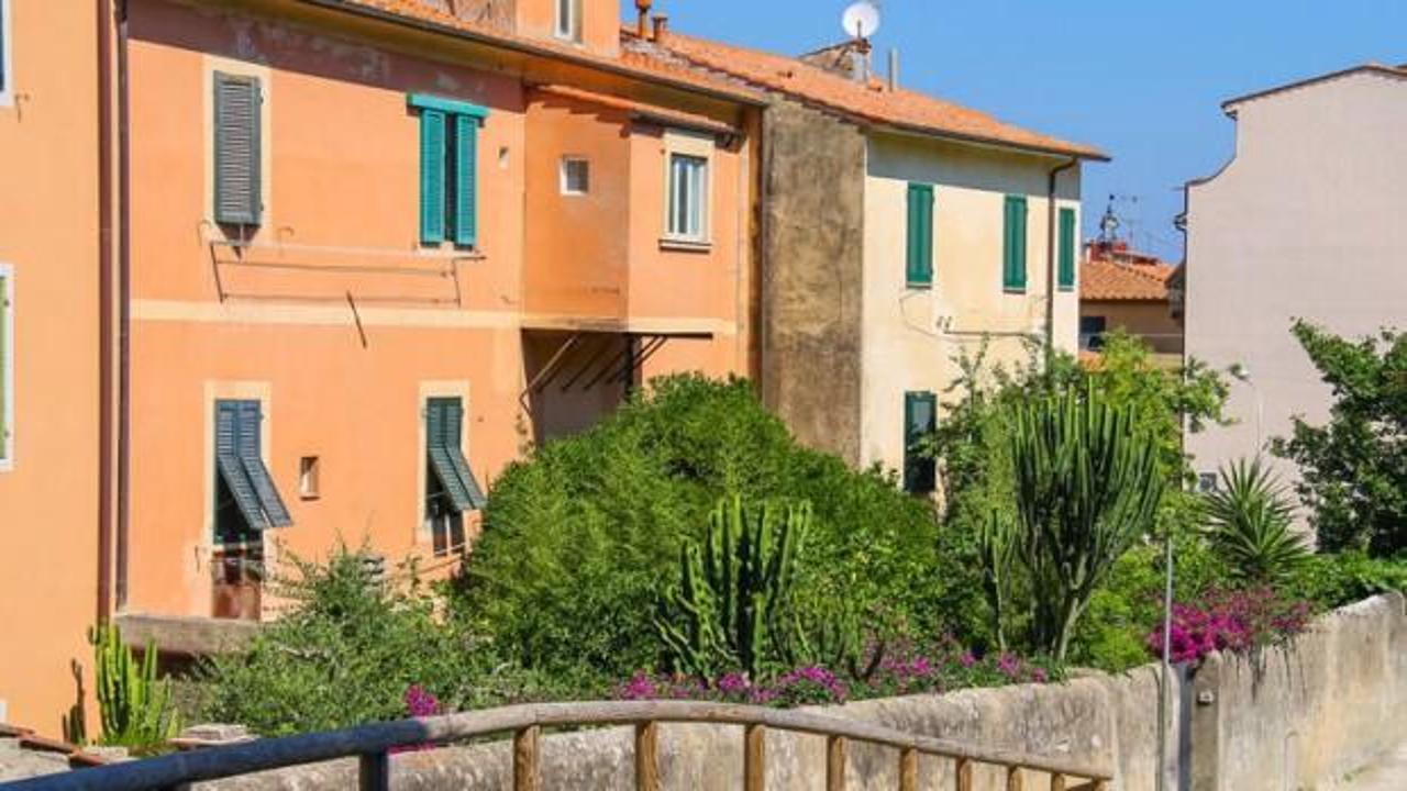 Kasabadaki 100 ev sadece 1 Euro'ya satışa çıkıyor