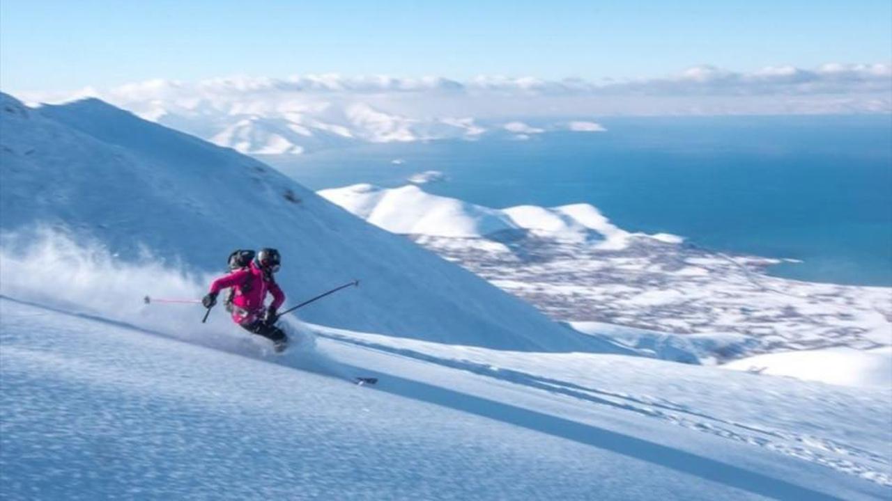 Maceraseverlerin Artos Dağı'nın zirvesindeki kayak görüntüleri nefes kesti