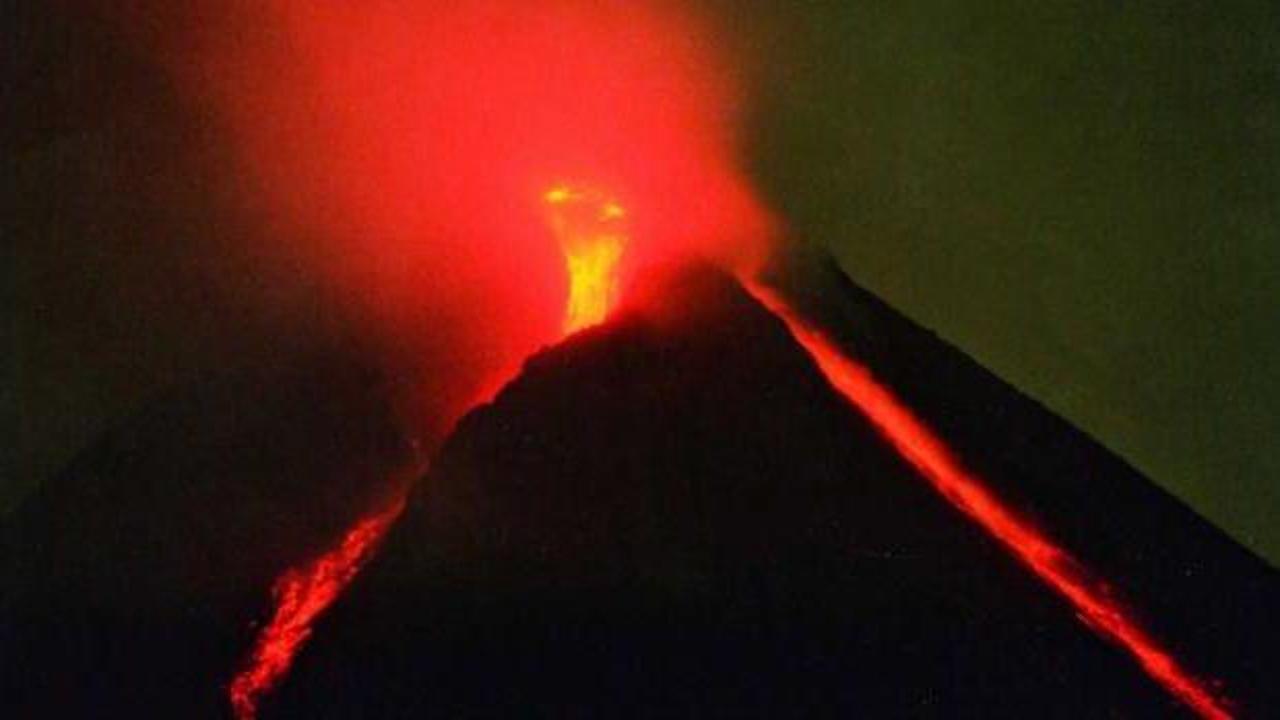 Merapi Yanardağı'nda son 6 saatte 22 patlama