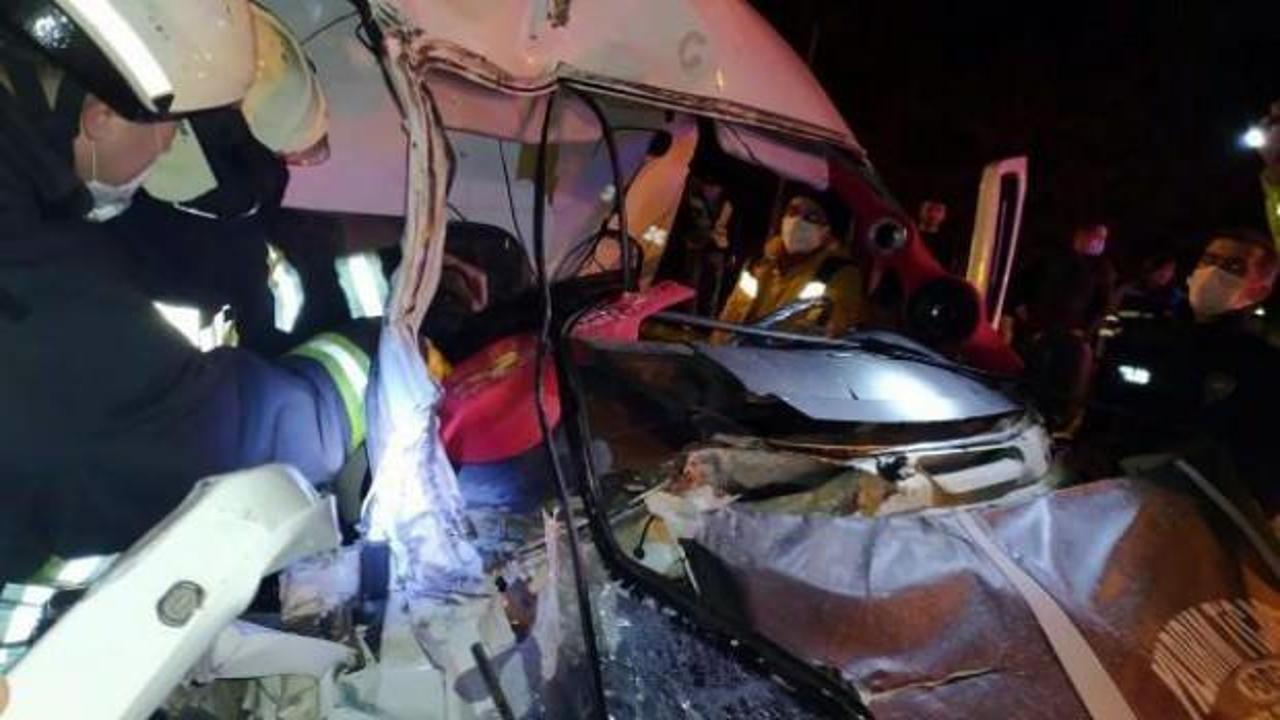 Minibüs, kırmızı ışıkta bekleyen TIR'a çarptı: 1 ölü, 2 yaralı