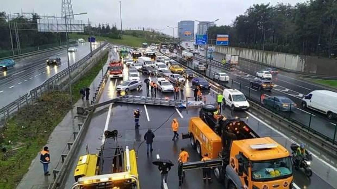 İstanbul'da yön tabelası devrildi trafik kilitlendi!