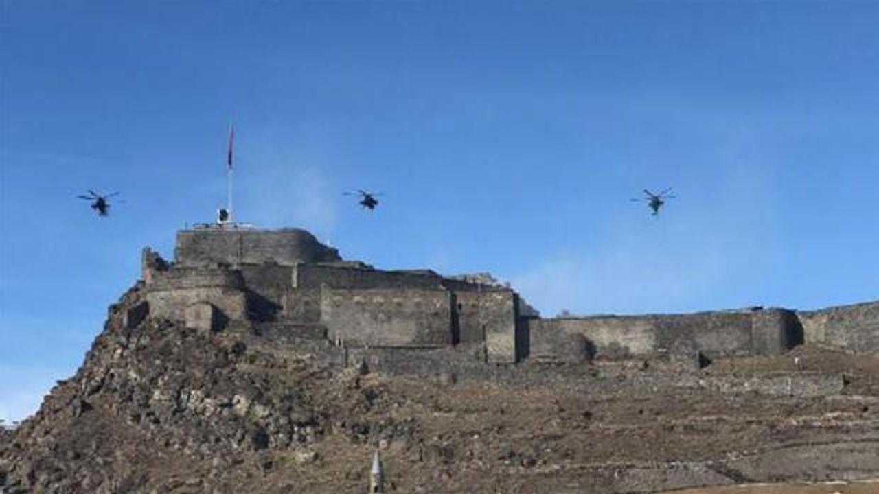 Atak helikopterlerinden Kars Kalesi'nde gösteri
