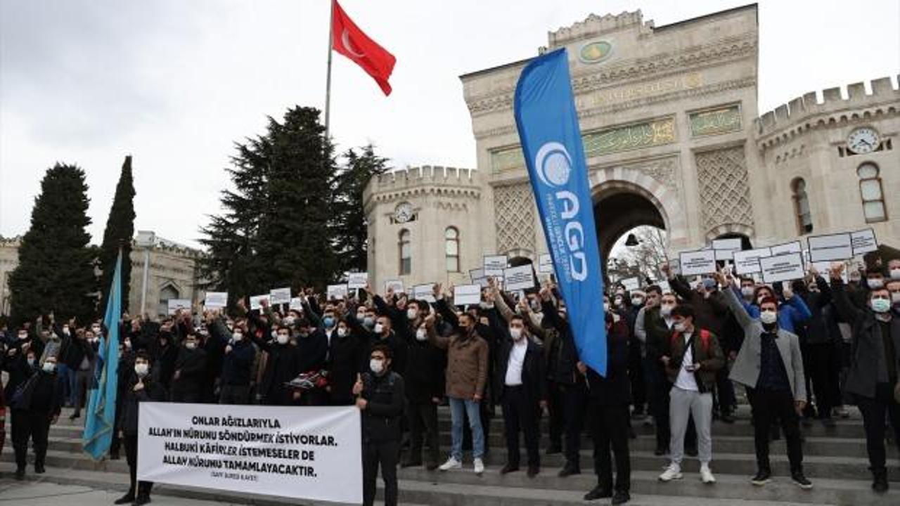 Beyazıt Meydanı'nda, Kabe fotoğrafının yere serilmesi protesto edildi