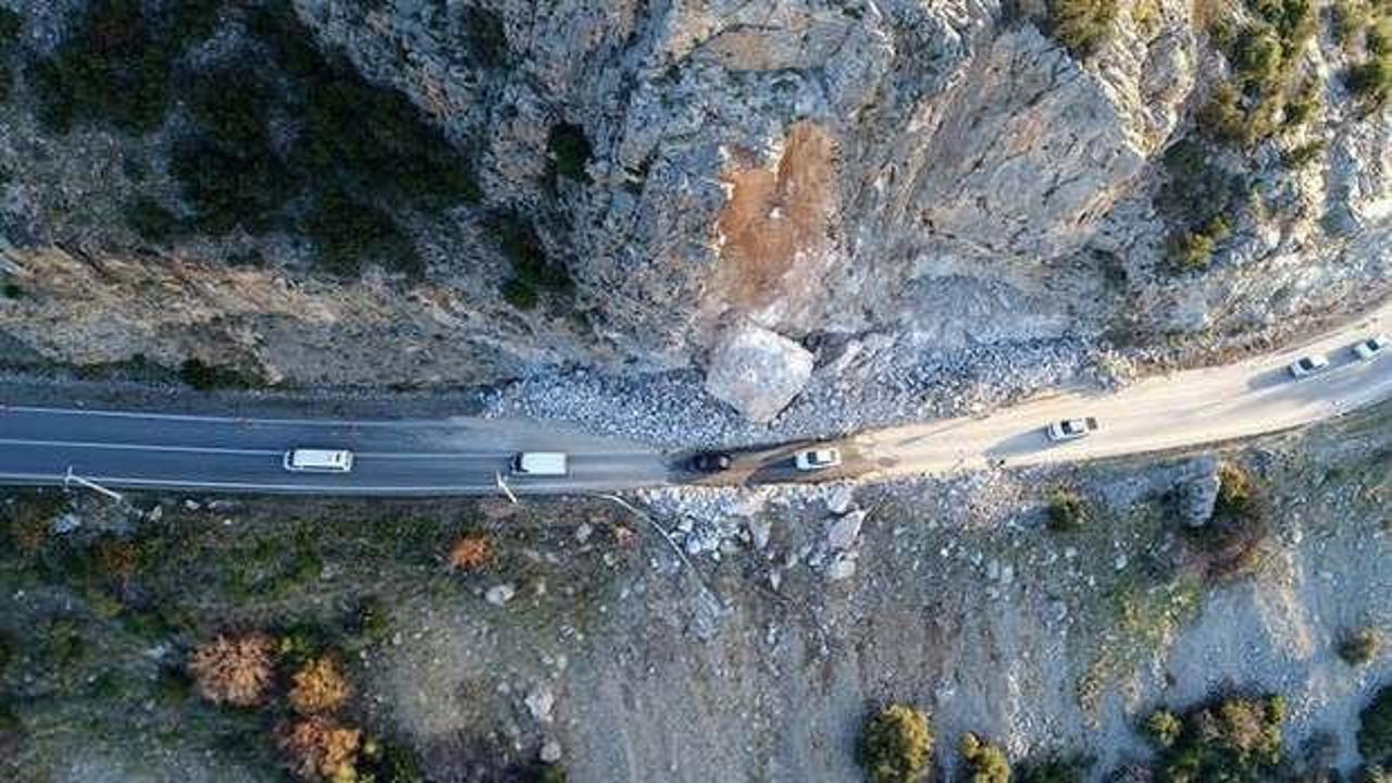 Heyelanda yolu kapatan dev kaya, 15 saatlik &ccedil;alışmayla kırıldı