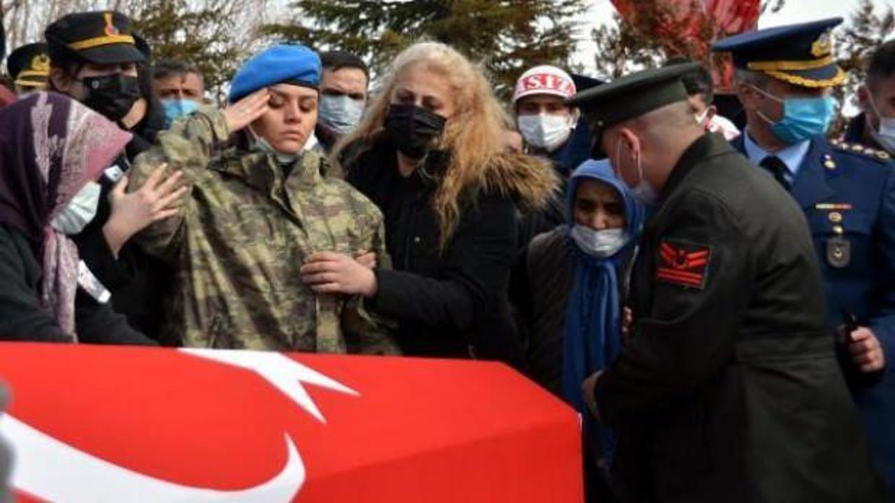 Şehit ağabeyini, asker selamı ile uğurladı