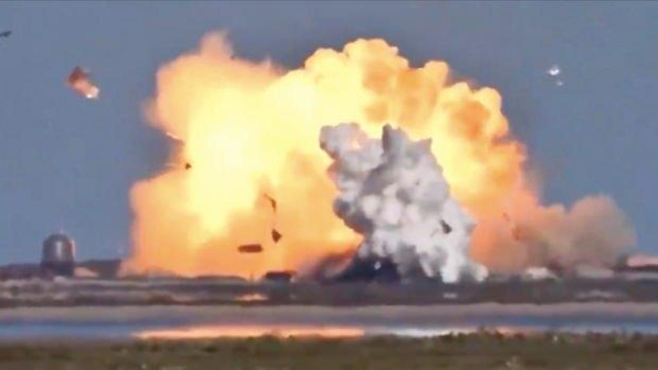 SpaceX'in mekiği ikinci kez iniş sırasında patladı