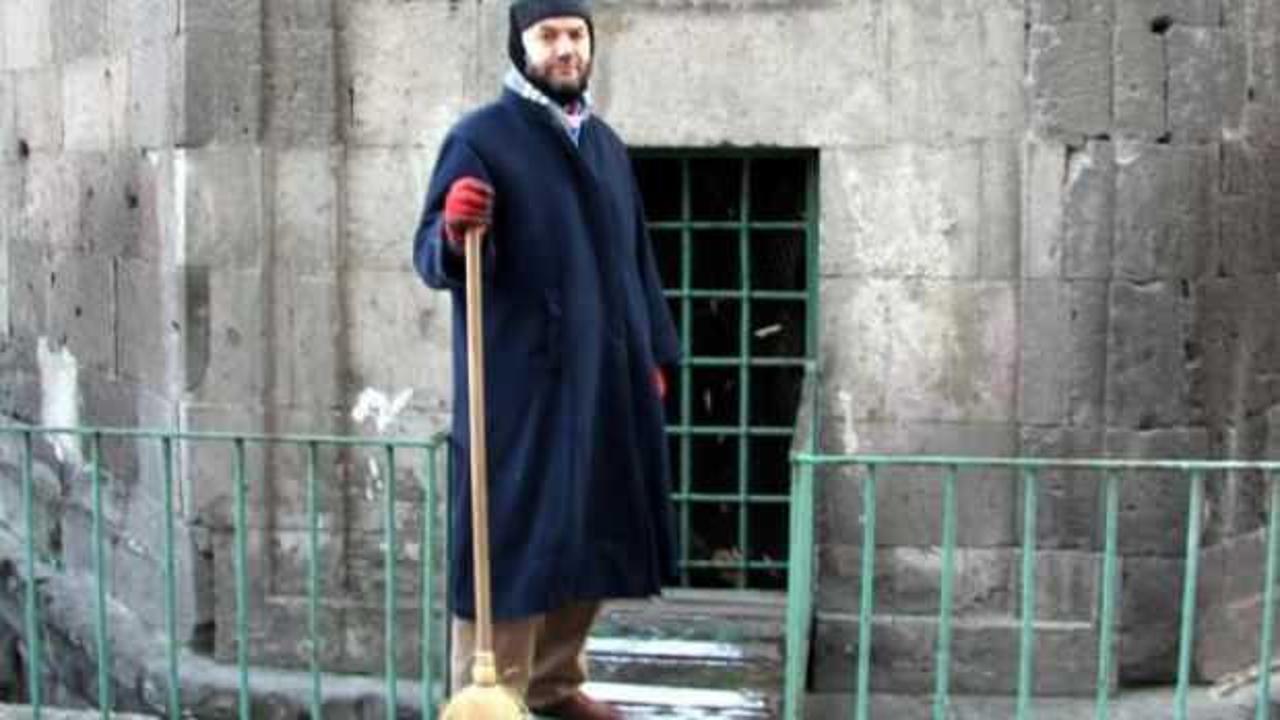 10 yıldır t&uuml;rbelerde g&ouml;n&uuml;ll&uuml; temizlik yapıyor