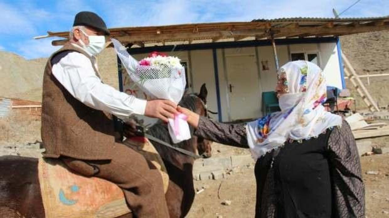 43 yıllık eşine Sevgililer G&uuml;n&uuml; hediyesini at &uuml;st&uuml;nde getirdi