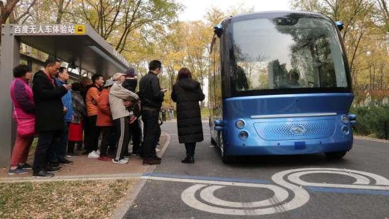 Çin’in ilk sürücüsüz otobüsü, yolcu taşımaya başladı