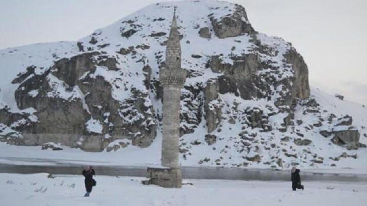 Donan baraj g&ouml;l&uuml;nden minare y&uuml;kseliyor