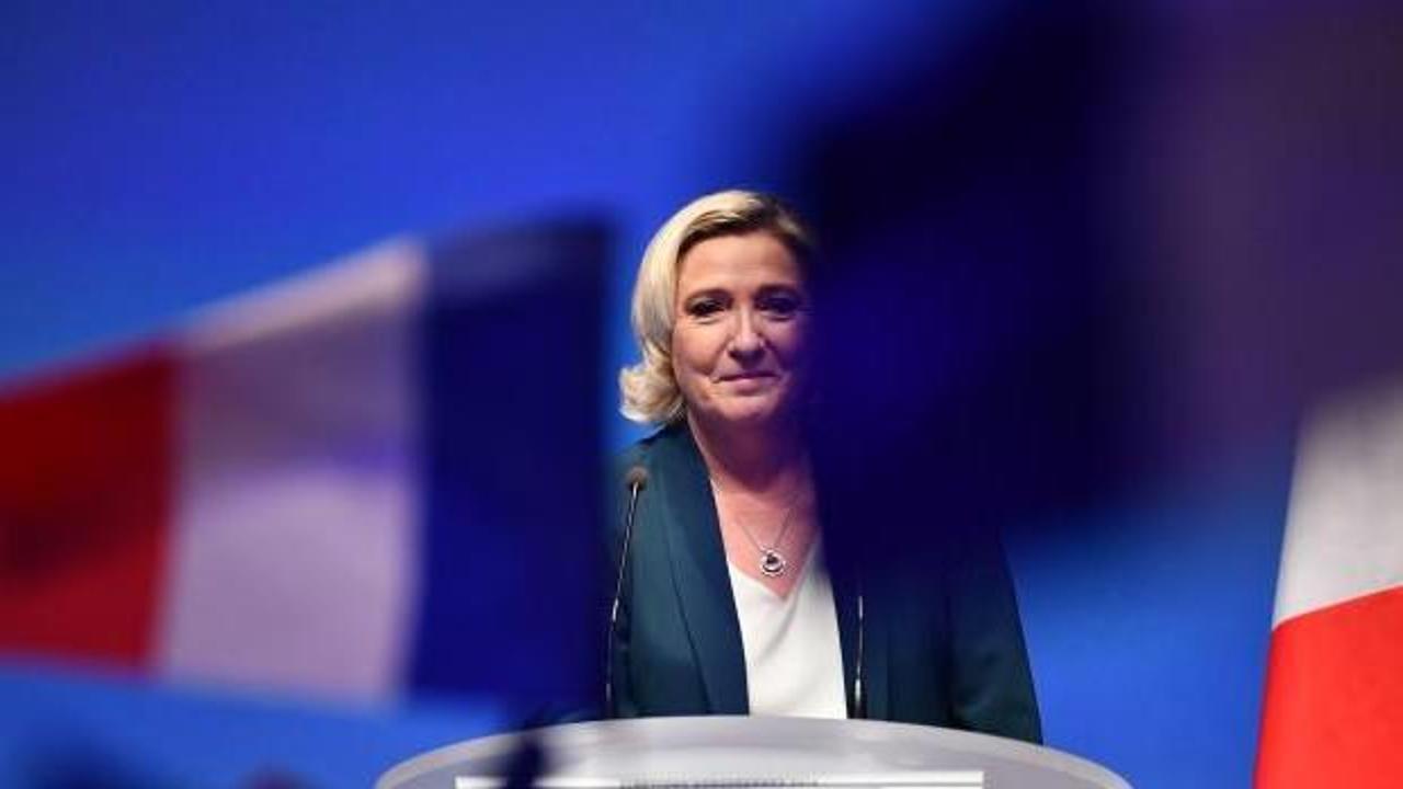 Fransa'da aşırı sağcı Le Pen terör propagandasından mahkemeye çıktı