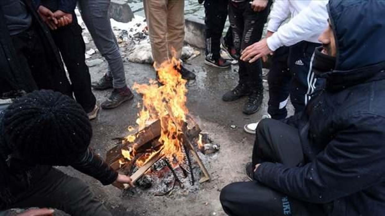 Fransa'da çadırlarda kalan göçmenler ısınmak için giysilerini yakıyor