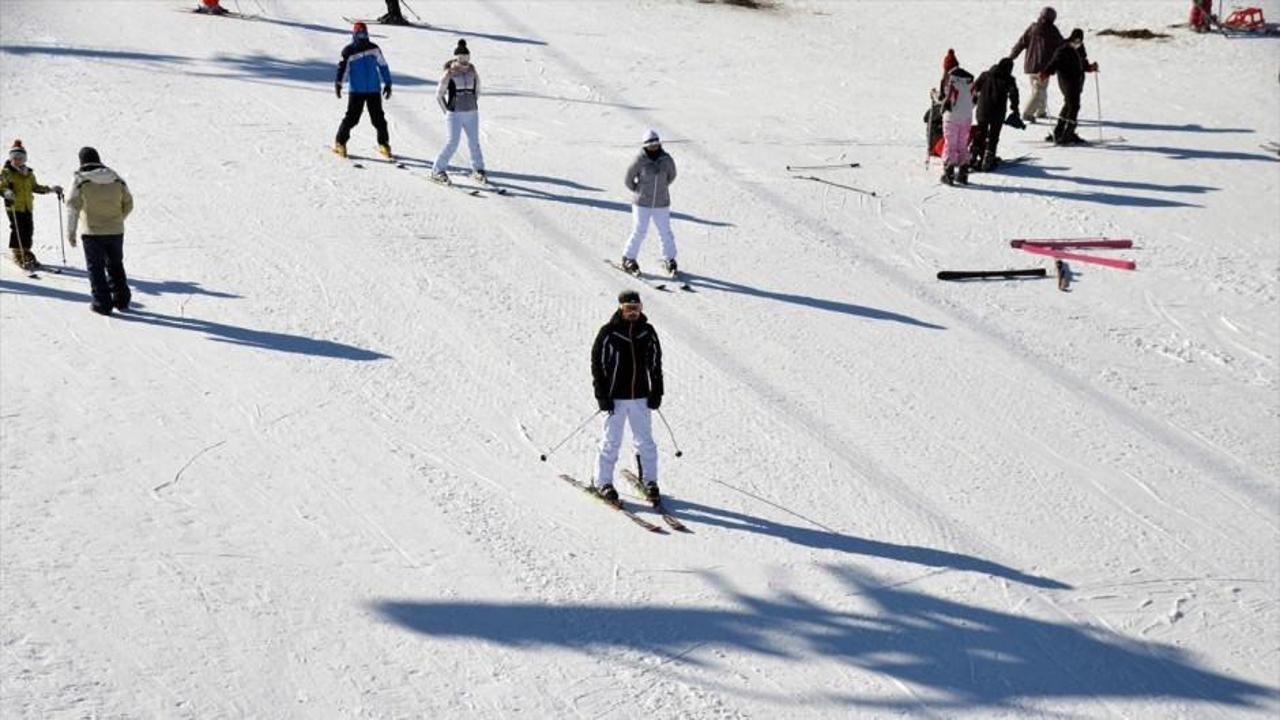 Güneşli havanın keyfini Cıbıltepe'de kayak yaparak çıkardılar!
