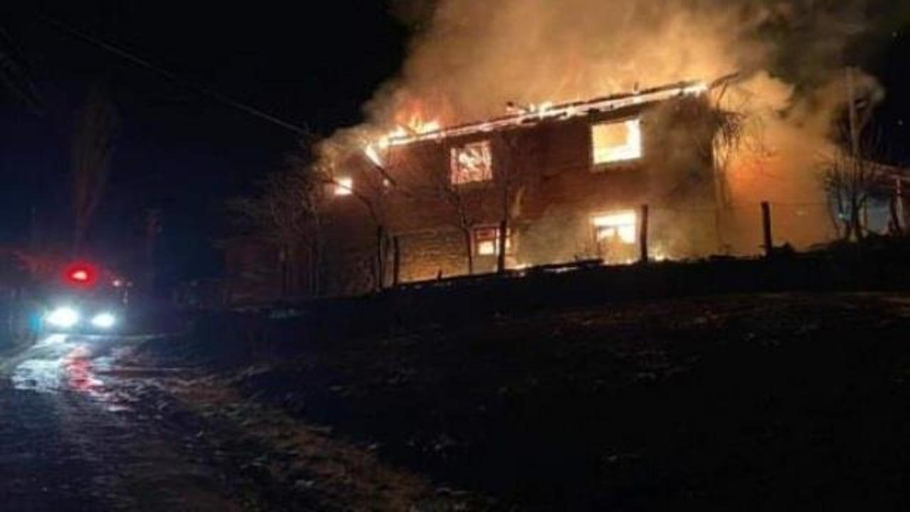 İki katlı ev ve ahır yangında kül oldu