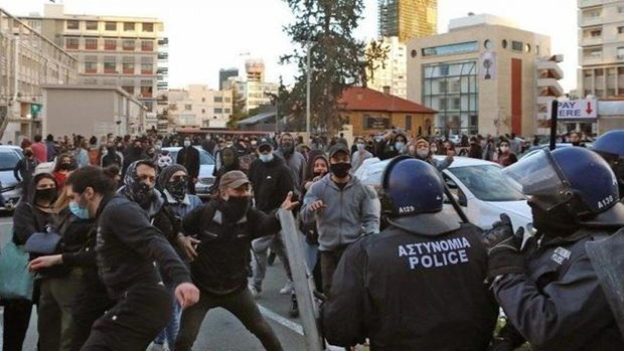 Kıbrıs Rum kesiminde yolsuzluklar ve Kovid-19 kısıtlamaları protesto edildi