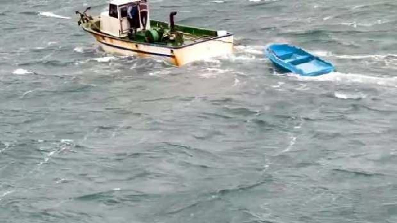 Lodosta sürüklenen sandalı batmaktan balıkçılar kurtardı