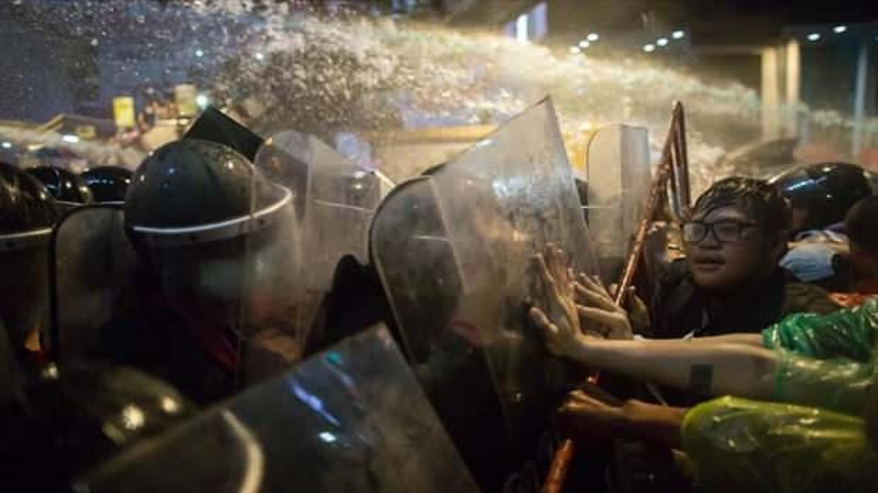 Tayland'da hükümet karşıtı protestocu gruplar polisle çatıştı