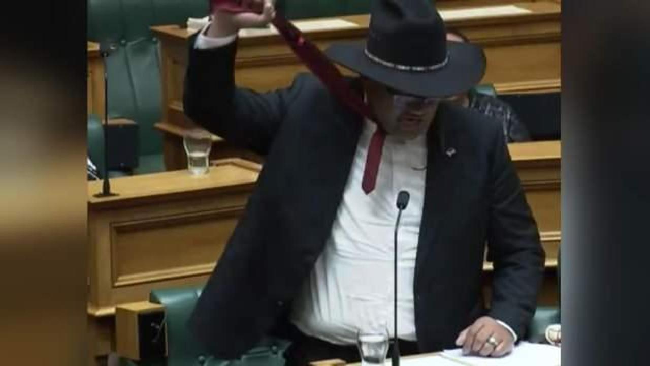 Yeni Zelanda parlamentosunda ‘kravat' krizi